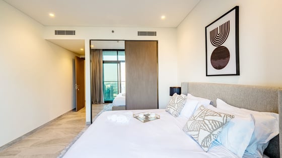 Signature Collection Peninsula Five I Canal &amp; Burj, picture 12