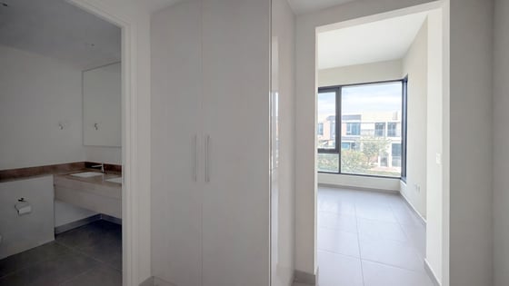 Skyline Elegance | 4BR Townhouse | Prime Spot, picture 12