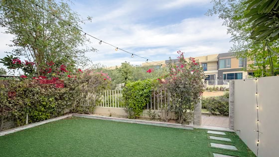 Skyline Elegance | 4BR Townhouse | Prime Spot, picture 1