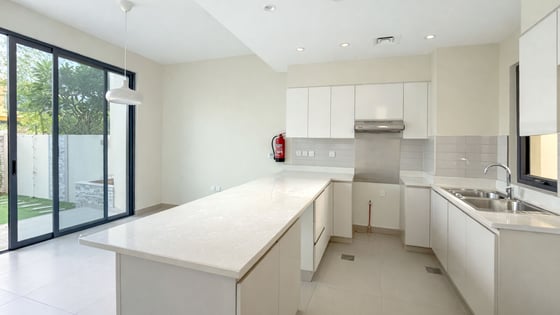 Skyline Elegance | 4BR Townhouse | Prime Spot, picture 4