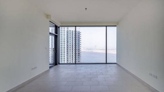 Stunning 2BR located in the heart of Creek Harbour, picture 2