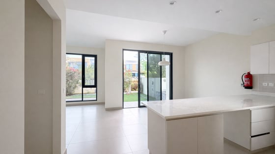 Skyline Elegance | 4BR Townhouse | Prime Spot, picture 2