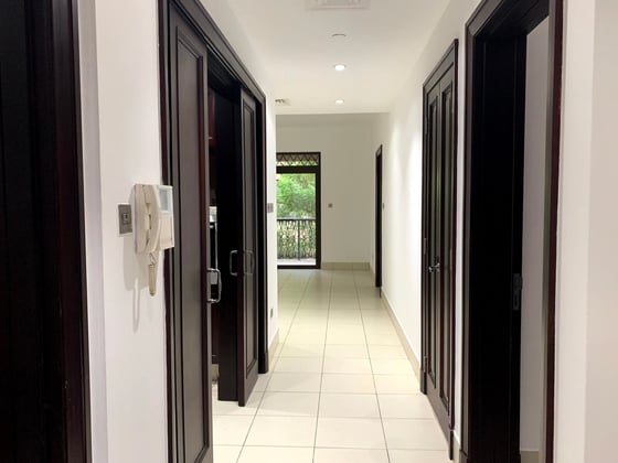 Burj Khalifa View | 2BR En-suite | Vacant mid Feb, picture 6