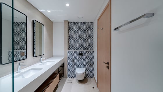 Skyline Serenity | Prime Location | Luxurious Living, picture 14