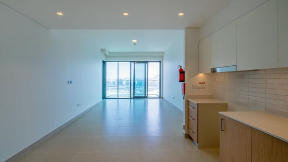 Skyline Serenity | Prime Location | Luxurious Living, picture 2