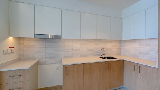 Skyline Serenity | Prime Location | Luxurious Living, picture 6