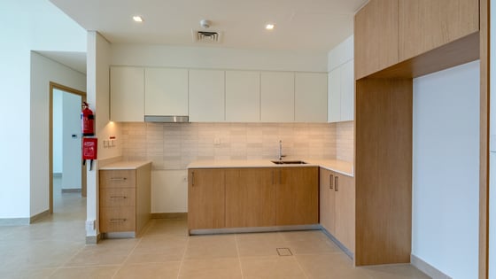 Skyline Serenity | Prime Location | Luxurious Living, picture 5