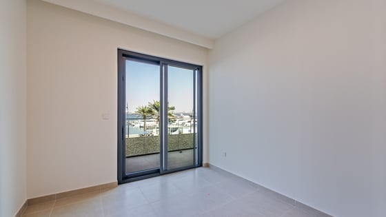 Stunning Waterfront Living | Exclusive 3BR Home, picture 4