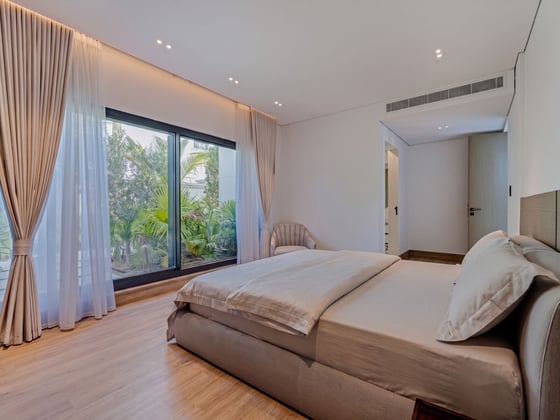 Vacant and Extended Ultra-Luxury Palm Villa, picture 16