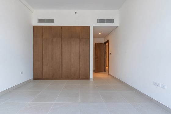 Canal Front | Luxurious Living | Prime Location, picture 9