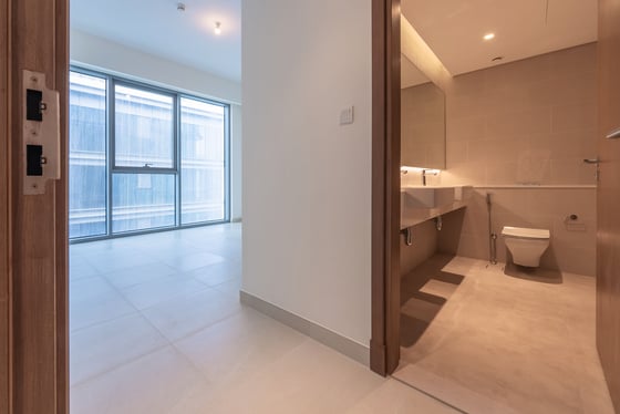 Canal Front | Luxurious Living | Prime Location, picture 8