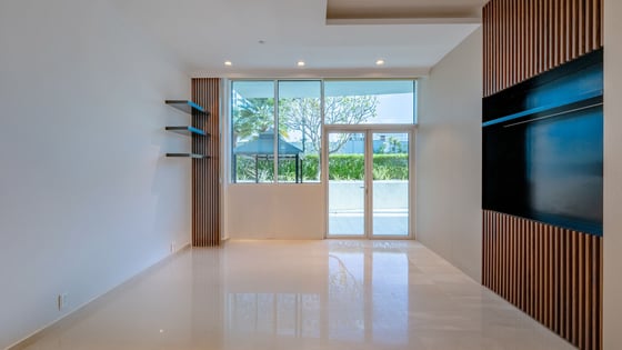 Elegant 1-Bed w Study | Private Garden | Tenanted, picture 2