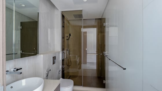 Luxury Living| Stunning Waterfront view| Top Floor, picture 11