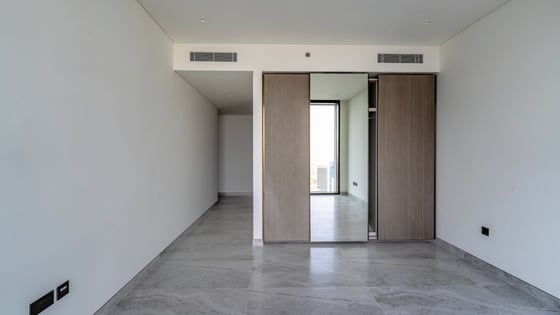 Luxury Living| Stunning Waterfront view| Top Floor, picture 8