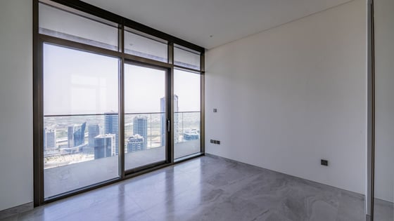 Luxury Living| Stunning Waterfront view| Top Floor, picture 10