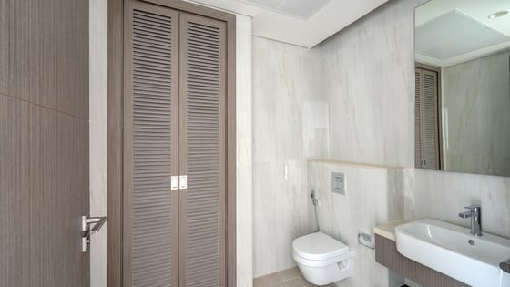 Luxury Living| Stunning Waterfront view| Top Floor, picture 12