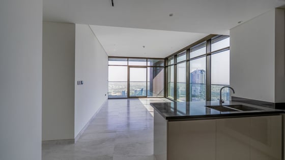 Luxury Living| Stunning Waterfront view| Top Floor, picture 5