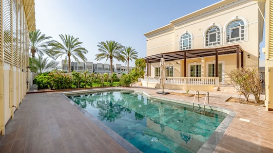 Upgraded and Landscaped Villa | Private Pool, picture 1