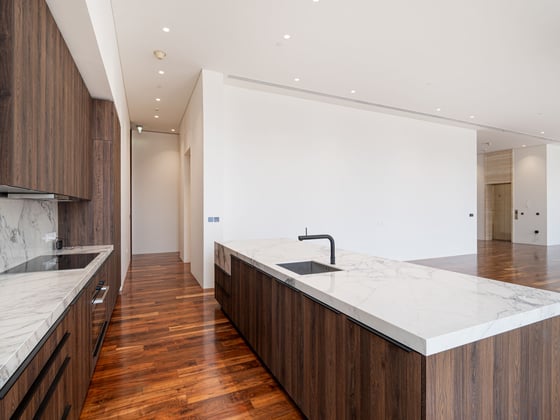 Sprawling 4-Bedroom Apartment in Residence 22, picture 1