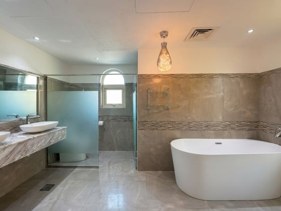 Coveted Jumeirah Islands Villa with Lake Views, picture 7