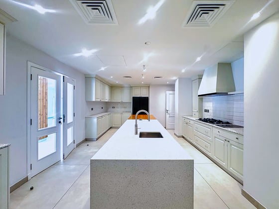 Elegantly upgraded | 7-Bed | Large Plot | Pool, picture 14
