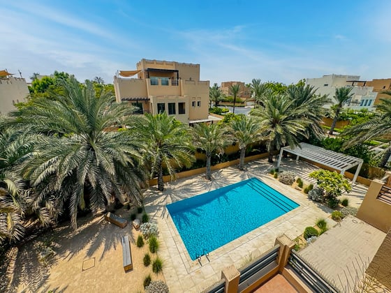 Elegantly upgraded | 7-Bed | Large Plot | Pool, picture 2