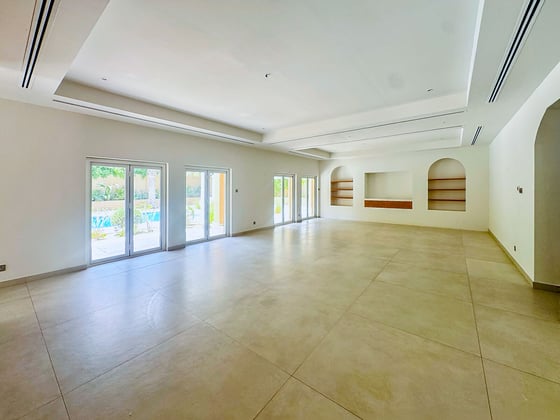 Elegantly upgraded | 7-Bed | Large Plot | Pool, picture 3