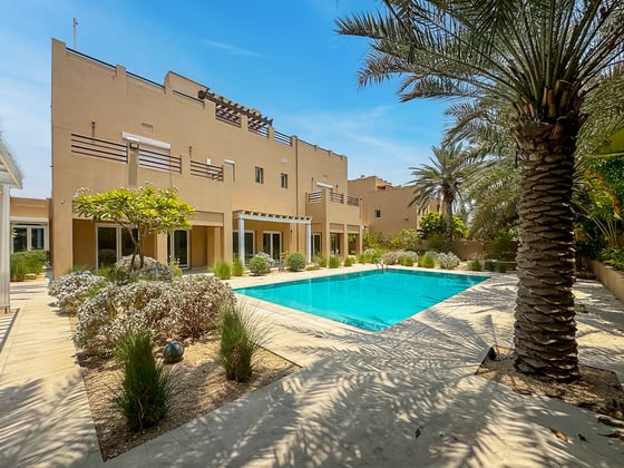 Elegantly upgraded | 7-Bed | Large Plot | Pool, picture 1