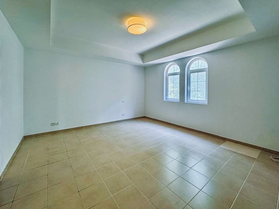 Spacious 5-Bed Villa | Private Garden | Near Park, picture 6