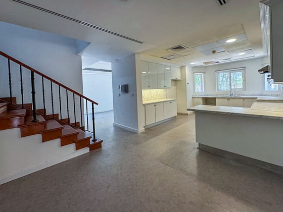 Spacious 5-Bed Villa | Private Garden | Near Park, picture 5