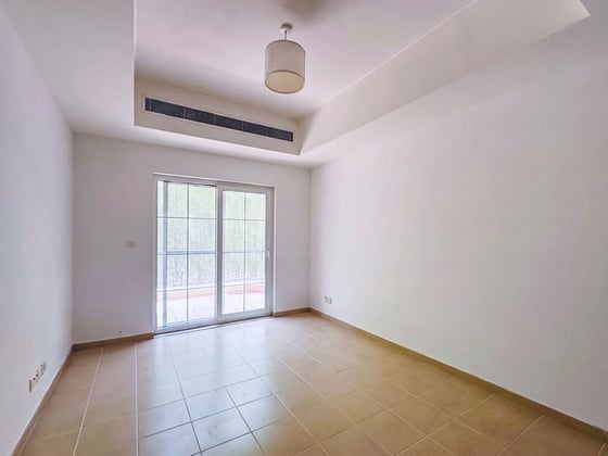 Spacious 5-Bed Villa | Private Garden | Near Park, picture 7