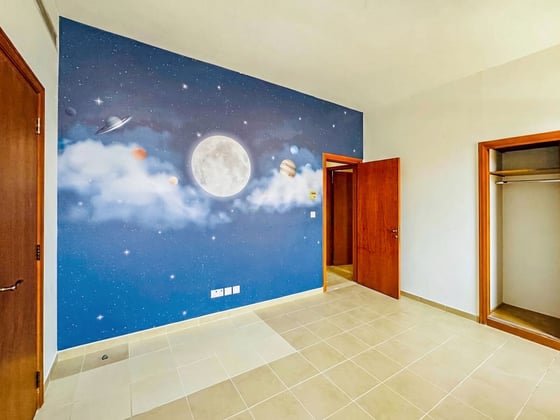 Spacious 5-Bed Villa | Private Garden | Near Park, picture 9