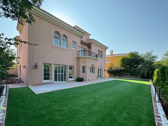 Spacious 5-Bed Villa | Private Garden | Near Park, picture 12