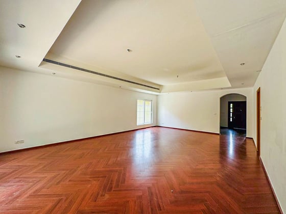 Spacious 5-Bed Villa | Private Garden | Near Park, picture 2
