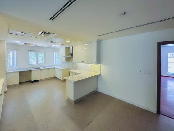 Spacious 5-Bed Villa | Private Garden | Near Park, picture 3