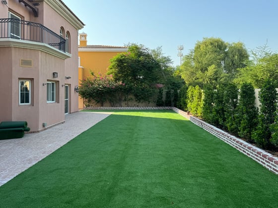 Spacious 5-Bed Villa | Private Garden | Near Park, picture 1
