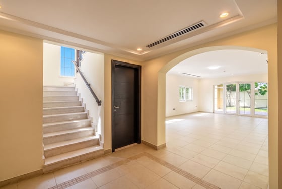 Tranquil Jumeirah Park Villa with Private Garden, picture 2