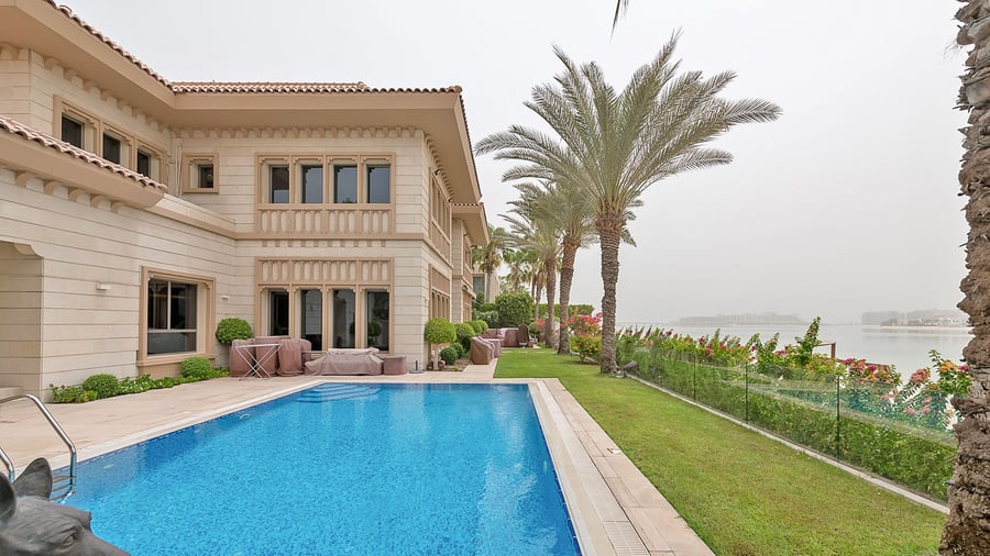 Upgraded and lovely villa in Palm Jumeirah with sea view, picture 1