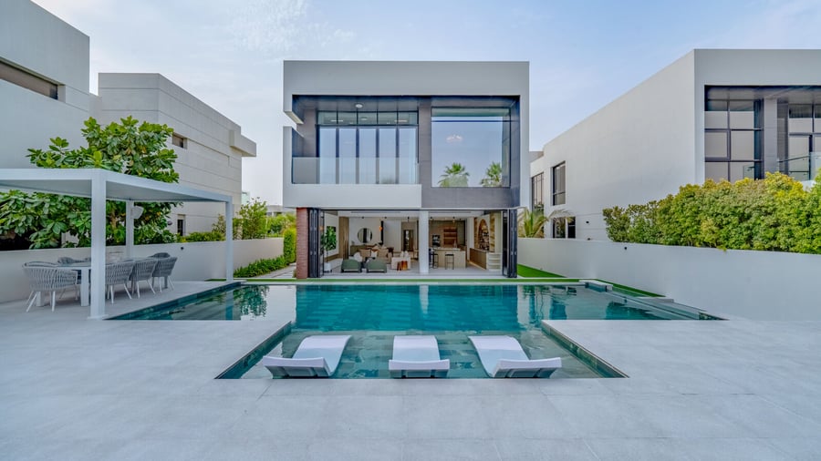 Refined DAMAC Hills Villa with Pool and Garden, picture 1
